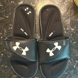 Under Armour slides. Men’s size 8. Foam cushioned bottoms  & Velcro straps..